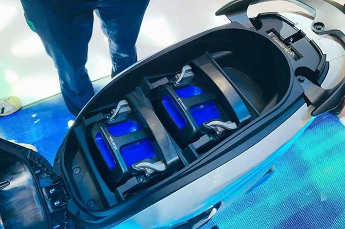 Xe còn được trang bị màn hình TFT 7 inch hiển thị đa màu sắc, mang đến trải nghiệm quan sát thông tin rõ nét. Công nghệ Roadsync Duo cho phép kết nối điện thoại thông minh, hỗ trợ nhiều tiện ích như dẫn đường, nghe nhạc, nhận cuộc gọi, tin nhắn và thông báo ngay trong quá trình di chuyển.