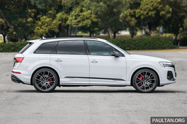 Nếu chọn gói Audi Assurance Package với bảo hành 5 năm kèm dịch vụ bảo dưỡng, giá tăng lên 482.422 RM (khoảng hơn 3 tỷ đồng). Đây cũng là lần đầu tiên một mẫu xe của Audi được lắp ráp tại thị trường Đông Nam Á.