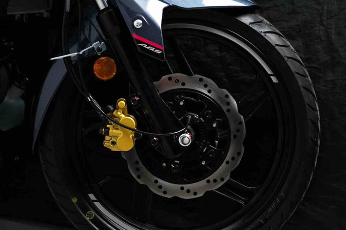 Xe sử dụng phanh đĩa đơn cho cả hai bánh, với đĩa trước có đường kính 250 mm và đĩa sau 200 mm. Đặc biệt, mẫu xe này được trang bị hệ thống chống bó cứng phanh kênh đôi tiêu chuẩn, giúp tăng độ an toàn khi vận hành.