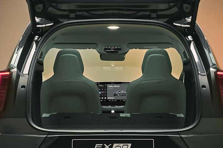 Theo Volvo, những cải tiến này giúp giảm trọng lượng, tăng hiệu suất, tối ưu khả năng sản xuất quy mô lớn và quan trọng hơn là giảm chi phí cho người tiêu dùng. Dù chưa công bố giá chi tiết theo từng phiên bản, hãng cho biết một chiếc EX60 trang bị tốt sẽ có giá khoảng 60.000 USD. Đáng chú ý, lượng khí thải carbon trong vòng đời của EX60 tương đương mẫu xe nhỏ hơn là EX30.