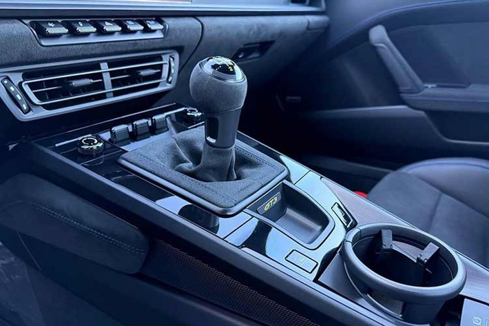 Xe sở hữu động cơ sáu xi-lanh phẳng 4.0 lít khi nhấn ga, cho công suất 502 mã lực và mô-men xoắn 346 lb-ft theo thông số nhà sản xuất và bạn có thể điều khiển tất cả một cách điêu luyện với hộp số sàn sáu cấp.