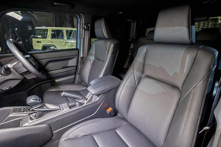 Thiết kế phần đầu xe mang đến hai tùy chọn mặt ca-lăng khác nhau: một phong cách cổ điển với đèn tròn và một phong cách hiện đại với đèn vuông kết hợp dải LED hình chữ C. Không gian bên trong cabin tiếp tục mang phong cách tối giản nhưng quen thuộc của Toyota, tập trung vào tính thực dụng với vật liệu nhựa cứng, vô-lăng lớn, bảng đồng hồ kỹ thuật số, màn hình giải trí trung tâm cỡ lớn và cụm điều khiển điều hòa riêng biệt.