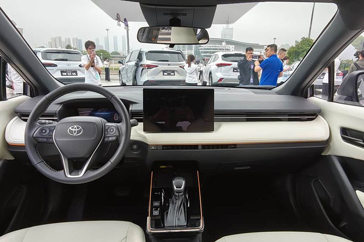 Nội thất là khu vực có nhiều thay đổi nhất trên Frontlander mới. Bảng điều khiển trung tâm được thiết kế lại, mang lại cảm giác cao cấp hơn nhờ phong cách tối giản, loại bỏ hầu hết nút bấm vật lý. Xe được trang bị màn hình giải trí cảm ứng 12,9 inch, lớn hơn đáng kể so với màn hình 9 - 10 inch của Corolla Cross tại Việt Nam.