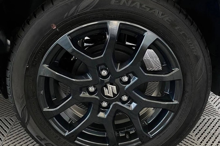 Là một mẫu xe MPV gầm cao lai SUV, Suzuki XL7 Hybrid Black Edition sở hữu kích thước dài x rộng x cao lần lượt 4.450 x 1.775 x 1.710 mm và khoảng sáng gầm 200 mm, giúp xe dễ dàng di chuyển trên mọi địa hình.