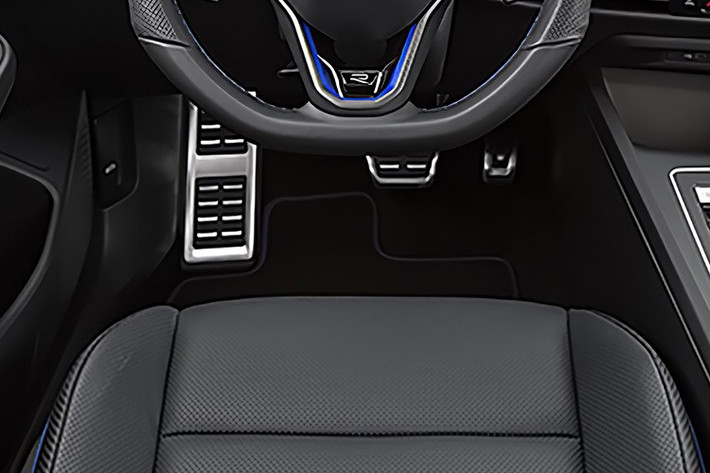 Khoang lái hứa hẹn hiện đại hơn các mẫu VW hiện bán, với cụm đồng hồ kỹ thuật số 10,25 inch cùng màn hình giải trí trung tâm 12 inch đặt nổi. Ghế ngồi dạng thể thao với lưng liền khối được thiết kế để tăng cảm giác lái – điều vốn là điểm mạnh của Golf trên toàn cầu.