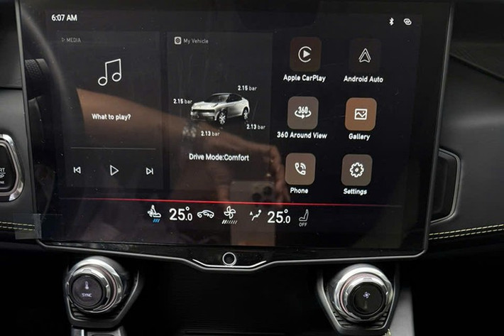 Lynk &amp; Co 05 được trang bị động cơ 2.0L tăng áp, sản sinh công suất 254 mã lực và mô-men xoắn 350 Nm, kết hợp hộp số tự động 8 cấp và hệ dẫn động AWD (4 bánh toàn thời gian).