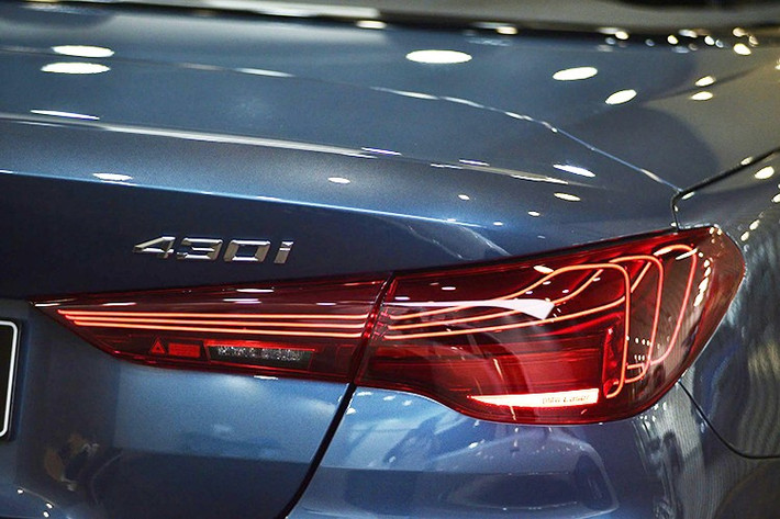 Hai bên hông xe còn có logo ///M, nhấn mạnh chất thể thao của mẫu mui trần hạng sang. Phía sau, cụm đèn hậu lại gây ấn tượng khi sử dụng đèn Laser, mang đến hiệu ứng thị giác sắc sảo và hiện đại hơn.