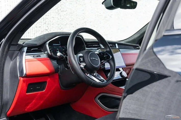 Được đồn đoán sẽ có tên gọi I-Type khi sản xuất hàng loạt, mẫu xe grand tourer chạy hoàn toàn bằng điện được giới thiệu qua bản concept Jaguar Type 00 dự kiến ​​sẽ đi vào sản xuất vào cuối năm 2027. Với tên gọi nội bộ là X900, chiếc xe xa hoa này sở hữu ba động cơ điện tạo ra công suất hơn 1.000 mã lực.