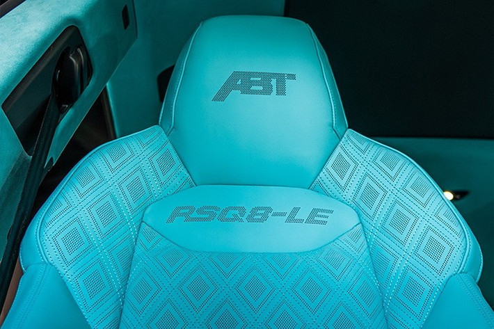 Bộ mâm xe hình chữ Y, sử dụng lốp Hankook Ventus Evo, được trang trí bằng logo của ABT Sportsline , và chúng ta cũng có thể thấy một số điểm nhấn màu xanh bạc hà rất bắt mắt ở ngoại thất, bao gồm cả trên kẹp phanh mang thương hiệu ABT.