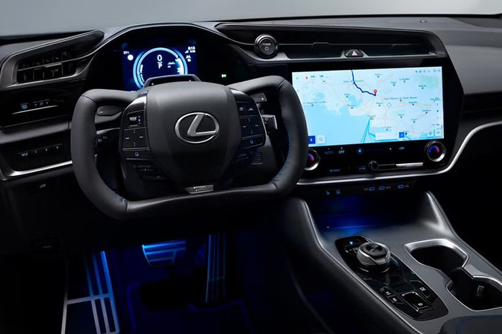 Bên trong khoang cabin, điểm nhấn lớn nhất là vô-lăng dạng yoke kết hợp hệ thống lái điện tử steer-by-wire. Xe cũng được trang bị chế độ “Interactive Manual Drive”, cho phép mô phỏng cảm giác sang số nhằm tăng mức độ tương tác khi lái. Nội thất F Sport Performance có ghế thể thao bọc Ultrasuede, cùng các chi tiết trang trí màu xanh trên bảng táp-lô và ghế ngồi.