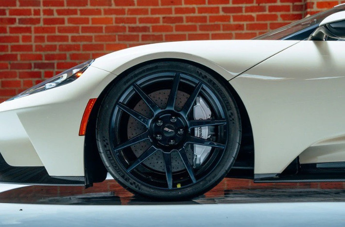 Ford trang bị cho Heritage Edition bộ mâm 20 inch bằng sợi carbon, cùm phanh Brembo kết hợp đĩa phanh carbon-ceramic, cùng khoang lái cấu trúc monocoque sợi carbon và kính chắn gió Gorilla Glass giúp giảm trọng lượng.