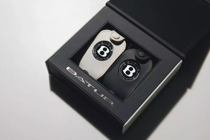 Cung cấp sức mạnh cho Bentley Batur Convertible là khối động cơ W12 6.0L tăng áp kép cho công suất 740 mã lực và 1.000 Nm mô-men xoắn. Đây là mẫu xe cuối cùng sử dụng động cơ W12 trước khi bị ngừng sản xuất.