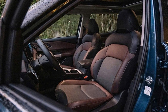 Hệ thống tiện nghi trên xe bao gồm màn hình giải trí trung tâm 12,3 inch, màn hình kỹ thuật số 8 inch và dàn âm thanh Yamaha Premium, mang đến trải nghiệm giải trí sống động trên mọi hành trình.