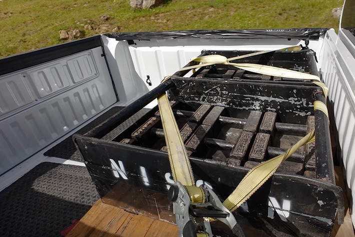 Nhiều khả năng Navara mới sẽ sử dụng chung hệ truyền động với Triton, gồm động cơ diesel 2.4L tăng áp 4N16 với hai mức công suất 184 mã lực/430 Nm và 204 mã lực/470 Nm. Các tùy chọn hộp số sàn hoặc tự động 6 cấp, hệ dẫn động Easy Select 4WD và Super Select 4WD-II, cùng hệ thống treo trước độc lập tay đòn kép và treo sau dạng lá nhíp tiếp tục được giữ lại.