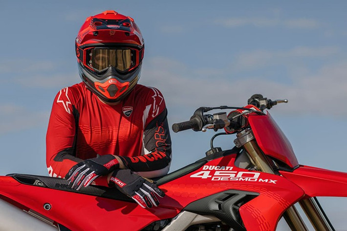 Động cơ này có thể sẽ được kết hợp với hộp số sáu cấp tỷ số truyền rộng thông thường và – một lần nữa dựa theo thông số kỹ thuật của Desmo450 MX – có thể sẽ được trang bị hệ thống sang số nhanh.