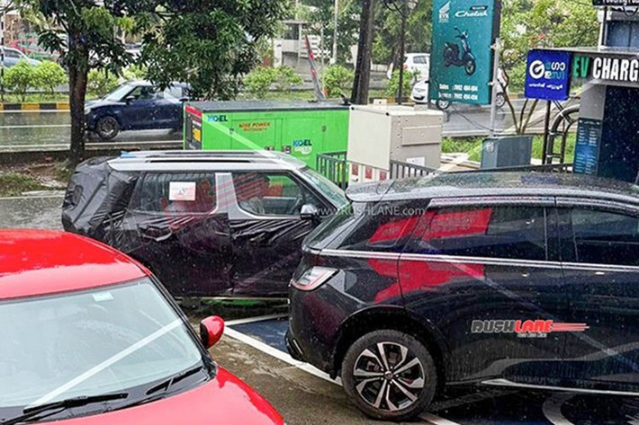 Trang tin Rushlane mới đây đã đăng tải hình ảnh KIA Syros EV 2026 chạy thử tại một trạm sạc ở Ấn Độ. Xe được che chắn kỹ phần đầu, đuôi và khu vực dưới cửa sổ.