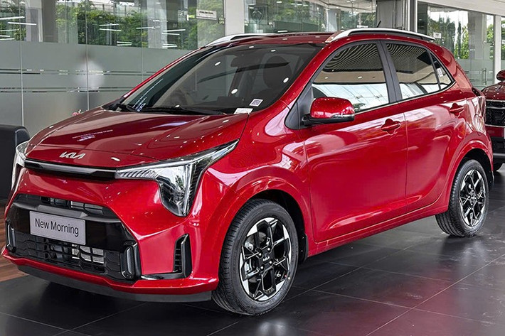 Kia Morning 2025 tại Việt Nam có 2 phiên bản là AT và GT-Line. Tương tự những người anh em cùng thương hiệu như Seltos, Sonet, Carnival hay Sorento, Kia Morning 2025 cũng được áp dụng ngôn ngữ thiết kế "bản đồ sao" mới, mang đến ngoại hình hiện đại, bắt mắt hơn.