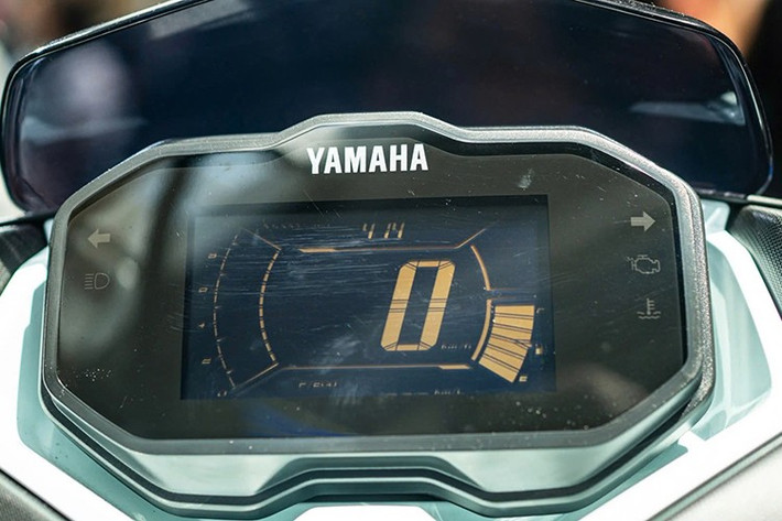 Không chỉ mạnh mẽ, AEROX 2025 còn được trang bị hàng loạt tiện ích hiện đại: cổng sạc USB Type-C (5V 3A) ở hộc đồ trước, chìa khóa thông minh Smart Key hoạt động trong phạm vi 1 mét.