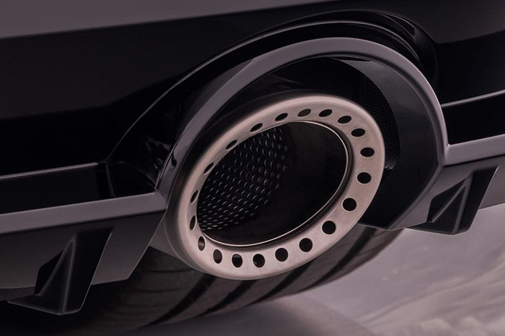 Chi tiết nổi bật nhất của Z Heritage Edition mới là lớp sơn ngoại thất màu Midnight Purple từng xuất hiện trên R34 GT-R. Đồng thời cũng được xem là một trong những gam màu định hình nên dòng xe Godzilla, nhằm đánh dấu bản sắc xe.