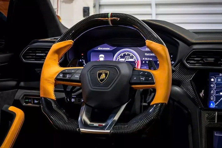 Bên trong, chiếc siêu SUV này được bọc da Arancia, Nero, Alcantara, và dĩ nhiên là còn nhiều sợi carbon hơn nữa.