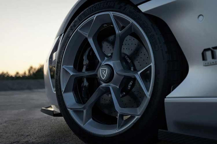 Đội ngũ thiết kế của thương hiệu Rimac phần tem tối ưu hai tông màu tạo nên sự tương phản, cá tính thể hiện sự mạnh mẽ của siêu xe này.