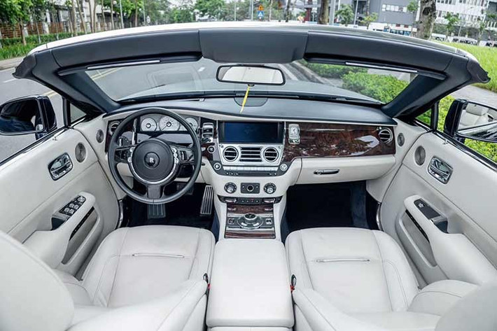 Rolls-Royce Dawn được biết đến là phiên bản mui trần của Rolls-Royce Wraith, chiếc xe siêu sang mui trần này có kích thước tổng thể bao gồm chiều dài 5.296 mm, rộng 1.947 mm và cao 1.502 mm. Chiều dài trục cơ sở của xe đạt mức 3.112 mm. Trọng lượng của Rolls-Royce Dawn là 2.560 kg.