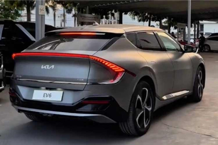 Tuy nhiên, mức giá được đại lý đưa ra lên tới 1,679 tỷ đồng đang gây nên nhiều tranh cãi. Con số này cao hơn đáng kể so với các dòng SUV chạy xăng dầu cỡ lớn đang ăn khách hiện nay như Hyundai Palisade hay Ford Everest. Với một mẫu xe điện đã ra mắt vài năm, mức giá này được xem là một rào cản lớn đối với những người muốn sở hữu.