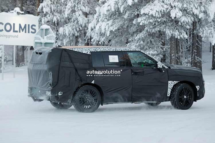 Dù vẫn được ngụy trang kỹ lưỡng, nguyên mẫu chiếc xe SUV Hyundai SantaFe 2027 vẫn để lộ nhiều điểm mới mẻ, đặc biệt ở phần đầu xe. Dải đèn định vị ban ngày được thiết kế theo chiều dọc, trong khi cụm đèn pha được đưa xuống thấp hơn, nằm sâu trong phần cản trước mới.