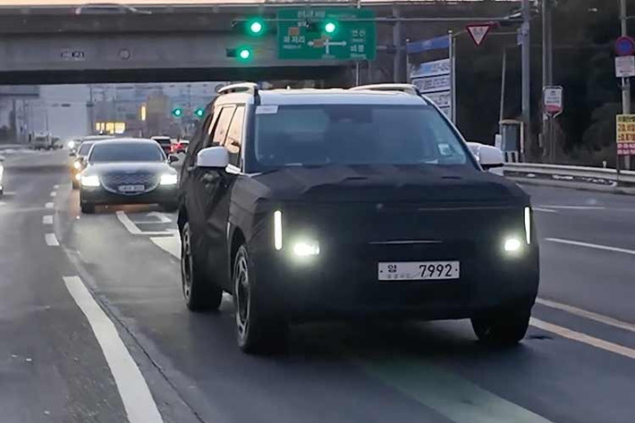 Liệu Hyundai có nên mạnh dạn đi theo một hướng khác và thực hiện bản nâng cấp giữa vòng đời cho mẫu SUV SantaFe, hay giữ nguyên như hiện tại cho một vòng đời thông thường? Chúng ta cùng chờ xem mẫu xe này sẽ ra mắt trong thời gian tới.