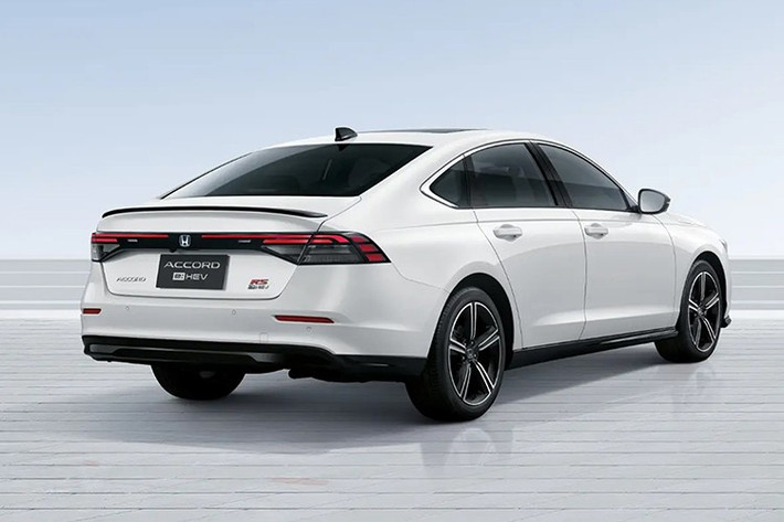 Về vận hành, Accord 2026 tiếp tục duy trì hai tùy chọn động cơ. Các phiên bản hybrid sử dụng hệ truyền động twin-motor cho tổng công suất 204 mã lực và mô-men xoắn 335 Nm, kết hợp hệ dẫn động direct drive thay cho hộp số truyền thống. Với các bản chạy xăng, sức mạnh đạt 192 mã lực và 260 Nm, đi kèm hộp số CVT.