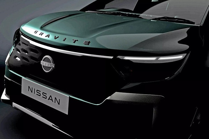 Lưới tản nhiệt lớn hơn, đồ họa đèn pha LED đã được sửa đổi và cản trước giờ đây có thêm các chi tiết trang trí hình chữ C giúp tăng thêm vẻ rộng rãi về mặt thị giác. Nhìn từ bên hông và phía sau, phần lớn thiết kế của Gravite vẫn giữ nguyên với Renault, bao gồm cả hình dáng tổng thể và khoang hành khách.