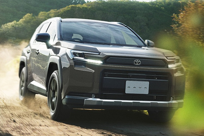 Toyota cho biết trong năm tài chính 2026, danh mục của mẫu xe SUV RAV4 tại Nhật Bản sẽ tiếp tục được mở rộng với phiên bản plug-in hybrid (PHEV) và GR Sport, hướng đến nhóm khách hàng ưa thích hiệu suất và phong cách thể thao.