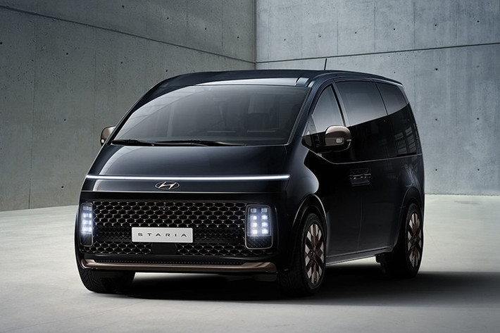 Dù vẫn còn khá mới mẻ trên đường phố, mẫu MPV cỡ lớn Staria của Hyundai thực tế đã sắp bước sang năm thứ 5 kể từ khi ra mắt vào tháng 4/2021. Để duy trì sức cạnh tranh tại một thị trường thay đổi nhanh chóng, Hyundai đã tiến hành một đợt nâng cấp Staria 2026 và không chỉ dừng lại ở những thay đổi bề mặt.