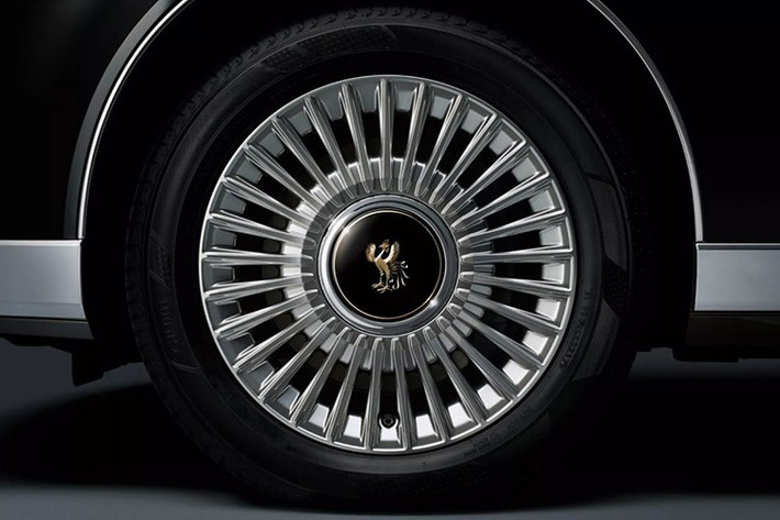 Gói an toàn Toyota Safety Sense của xe bao gồm hệ thống phanh khẩn cấp mở rộng khả năng nhận diện phương tiện, người đi bộ, xe đạp và xe máy — đặc biệt có thể hoạt động hiệu quả tại các giao lộ.