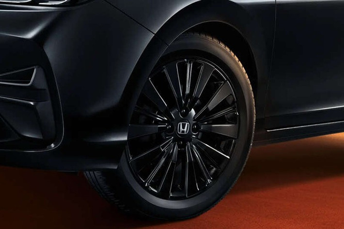 Về vận hành, xe vẫn sử dụng hệ truyền động hybrid i-MMD quen thuộc của Honda. Cụ thể, động cơ điện có công suất 109 PS và mô-men xoắn 253 Nm truyền lực trực tiếp tới cầu trước.