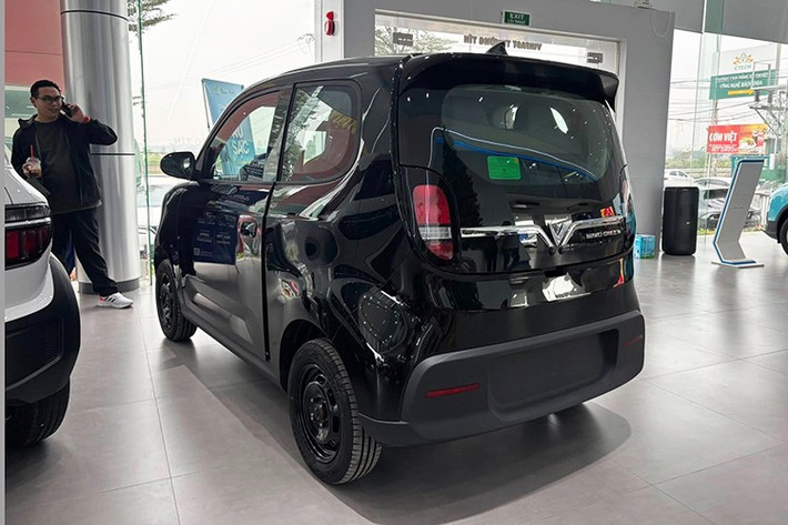 Ngoài ra, mẫu xe mini điện này còn dùng hệ thống điện 400 V mới thay vì 100 V như thông tin ban đầu, giúp rút ngắn thời gian sạc pin từ 10% lên 70% xuống còn khoảng hơn 30 phút.