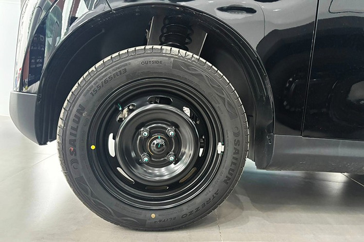 Xe được trang bị nẹp mạ crôm hình cánh chim đặc trưng của thương hiệu VinFast ở phía trước và sau. Thêm vào đó là cụm đèn pha LED Projector hình bán nguyệt, hốc gió trung tâm khá rộng trên cản trước, đèn hậu nằm dọc, vành thép 13 inch sơn đen và gương chỉnh cơ.