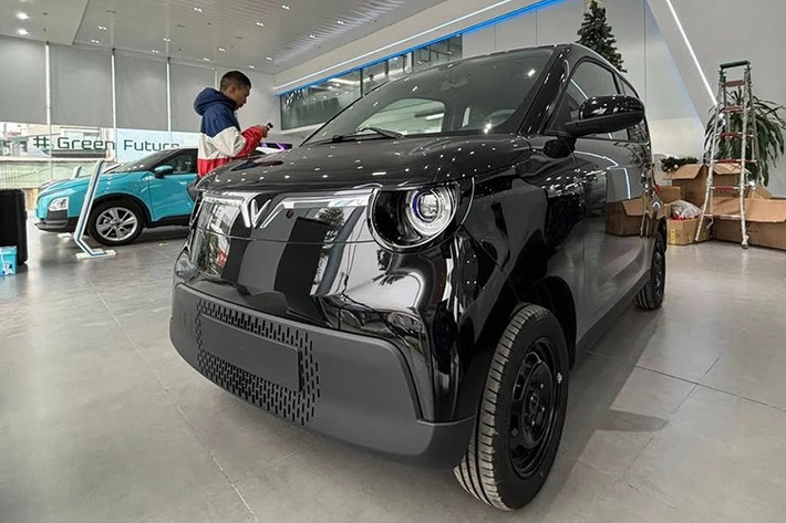 VinFast Minio Green sở hữu giá bán kèm pin chỉ 269 triệu đồng. Với giá bán này, Minio Green là mẫu xe VinFast rẻ nhất ở Việt Nam tính đến thời điểm hiện tại. Với chính sách miễn phí sạc đến hết tháng 6/2027 của VinFast, Minio Green hứa hẹn sẽ tiếp tục là "gà đẻ trứng vàng" cho thương hiệu Việt này, tương tự người anh em Limo Green.