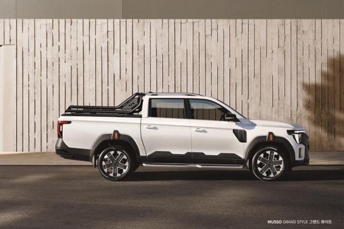 Bên hông, Musso Q300 sử dụng ốp nhựa bánh xe và xi-nhan màu hổ phách tích hợp – tương tự Musso EV. Khung kính, trụ xe và giá nóc dường như giữ nguyên từ Rexton Sports cũ, nhưng phần lớn tấm thân vỏ đã được thiết kế lại hoàn toàn.