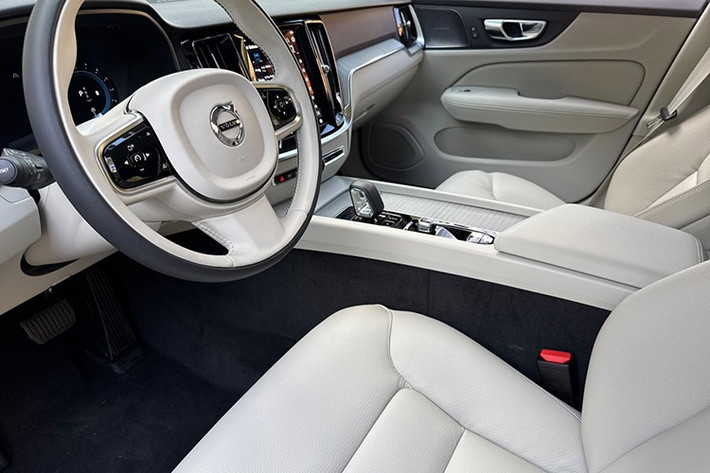 Hiện xe có hai phiên bản để cấu hình, đó là bản Plus giá 53.495 đô la và bản Ultra giá 58.795 đô la. Trong cả 2 trường hợp, phí vận chuyển sẽ cộng thêm 1.295 đô la vào giá cuối cùng. Cũng cần lưu ý, cả hai đều được trang bị hệ dẫn động bốn bánh toàn thời gian và hệ thống truyền động hybrid nhẹ B5 tiêu chuẩn.