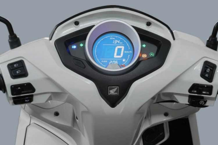 Phía sau tay lái, xe gây bất ngờ khi trang bị màn hình LCD dạng tròn hiện đại, tích hợp cả hiển thị vòng tua máy - một tính năng vốn rất hiếm thấy trên các dòng xe tay ga phổ thông tại Việt Nam.