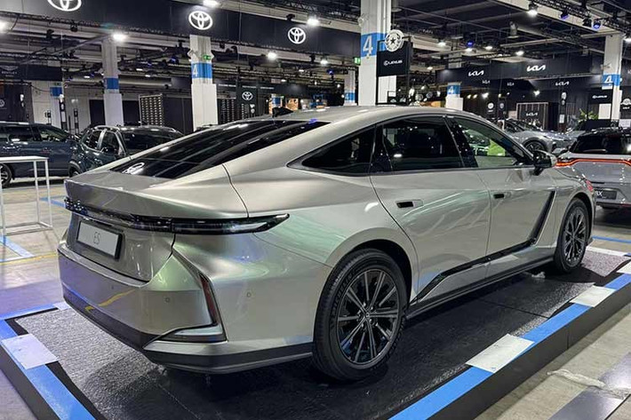 Về ngoại hình, ES 2026 có những thay đổi đáng kể về mặt thiết kế và trang bị. Điểm nhấn của khu vực ngoại thất nằm ở lưới tản nhiệt hình con suốt sơn cùng màu thân xe. Trên các phiên bản hybrid, xe sẽ được trang bị lưới tản nhiệt hẹp để tăng khả năng làm mát. Trong khi đó, phiên bản thuần điện lại sở hữu khu vực đầu xe tối giản hơn với lưới tản nhiệt đóng kín.