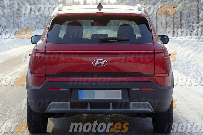 Bộ mâm hợp kim của xe với thiết kế mới dự kiến sẽ xuất hiện trên phiên bản thương mại. Ngoài ra, xe vẫn sử dụng tay nắm cửa truyền thống sơn cùng màu thân xe, kết hợp giá nóc màu bạc và ăng-ten vây cá mập. Ở phía sau, cụm đèn hậu dạng mảnh nối liền nhau tạo hiệu ứng thị giác hiện đại hơn.