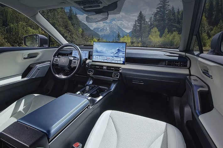 Khác biệt dễ nhận thấy nhất đến từ nội thất và công nghệ. Cả hai phiên bản đều sở hữu màn hình trung tâm kích thước lên đến 15,6 inch, vượt trội so với các màn hình 10,5 hoặc 12,9 inch của RAV4 bản quốc tế.