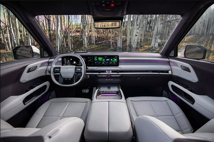 Bên trong khoang cabin, Telluride 2027 mang đến không gian rộng rãi và yên tĩnh với phong cách thiết kế cao cấp. Cụm màn hình cong bao quanh chiếm vị trí trung tâm trên bảng điều khiển, kết hợp với các chi tiết giả gỗ, tay nắm cửa ẩn và chất liệu ghế ngồi nâng cấp, tạo nên một không gian sang trọng và hiện đại.