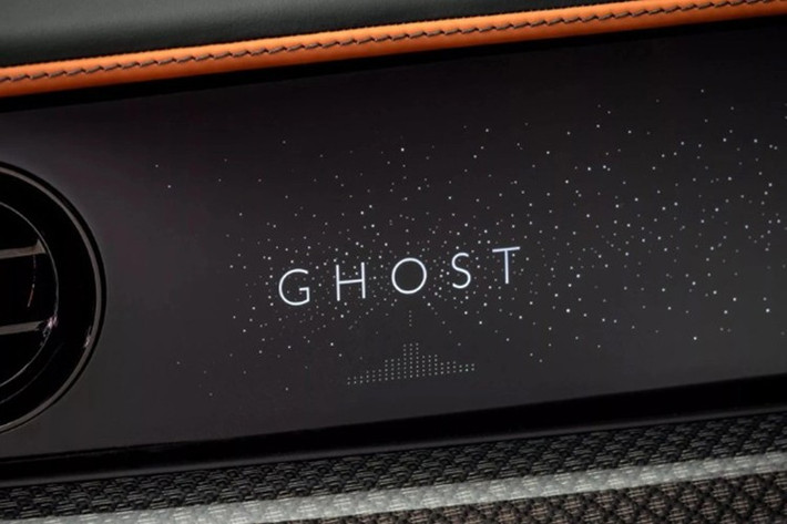 Xe còn có ghế da hai tông đen - nâu được thêu họa tiết 8-bit “Player 1-4” trên lưng ghế, tượng trưng cho bốn vị trí ngồi. Tựa đầu cũng có hình Cheeky Alien dạng pixel với bốn màu sắc khác nhau.