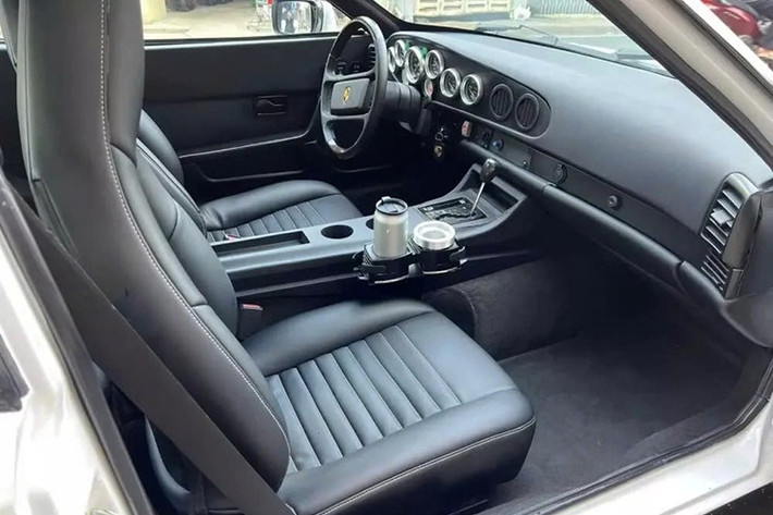 Theo tìm hiểu thì được biết, việc thay đổi ở phần ngoại thất xe nhằm tạo dấu ấn riêng vì ông Đặng Lê Nguyên Vũ đã sở hữu một chiếc 944 nguyên bản trước đó. Khoang lái của xe được bọc lại da màu đen, trong khi các chi tiết còn lại vẫn giữ nguyên bản. Chiếc Porsche 944 này sử dụng hộp số tự động.