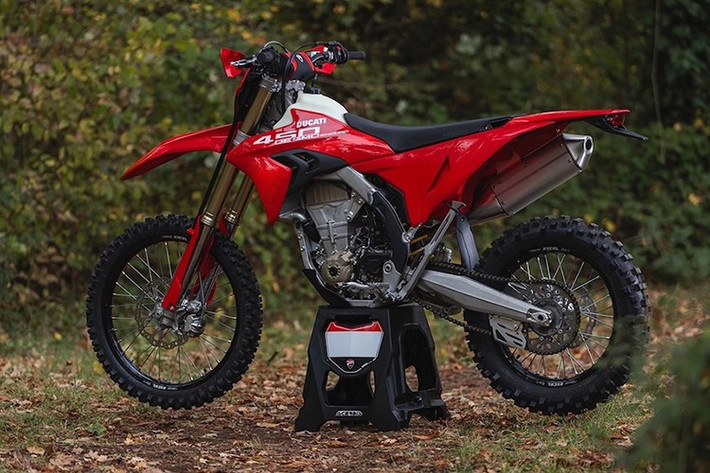 Việc ra mắt Ducati Desmo450 Enduro 2026 như một phần của kế hoạch "chiến thắng ở mọi nơi trong môn thể thao đua xe", theo lời tay đua Tony Cairoli, chiếc xe xi-lanh đơn này dự kiến ​​ra mắt vào năm 2027. Nhưng giờ đây nó đến sớm hơn dự kiến ​​ban đầu.