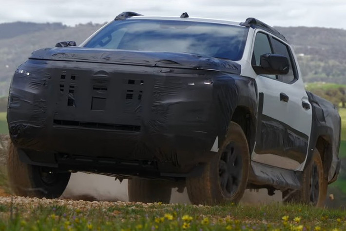 Đáng chú ý, mẫu xe này không còn là sản phẩm phát triển độc lập của Nissan, mà được xây dựng dựa trên nền tảng Mitsubishi Triton – một bước đi trong chiến lược hợp tác nội bộ thuộc liên minh Renault-Nissan-Mitsubishi.