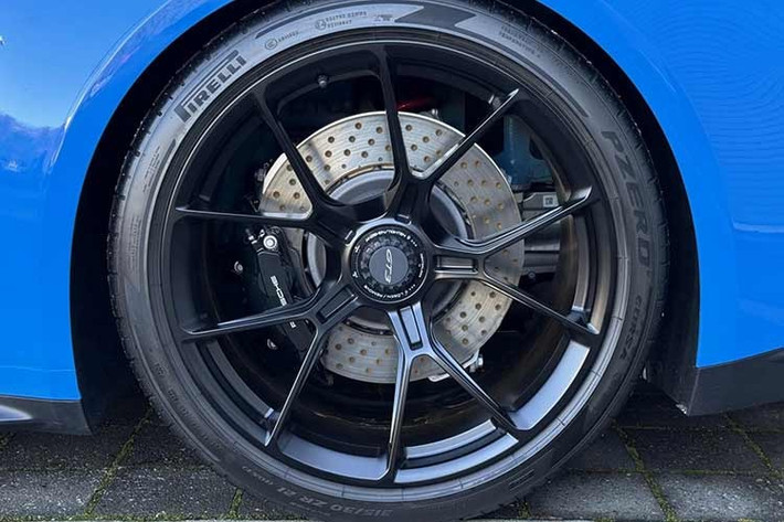 Ngoài ra, chiếc 911 này còn được trang bị đèn pha LED, cánh gió sau dạng cổ thiên nga, đèn hậu thiết kế độc quyền, cùng bộ mâm GT3 khóa trung tâm 20 inch phía trước và 21 inch phía sau màu đen với lốp Pirelli P Zero Corsa và phanh đĩa thông gió ở cả bốn bánh, kèm hệ thống nâng trục trước.